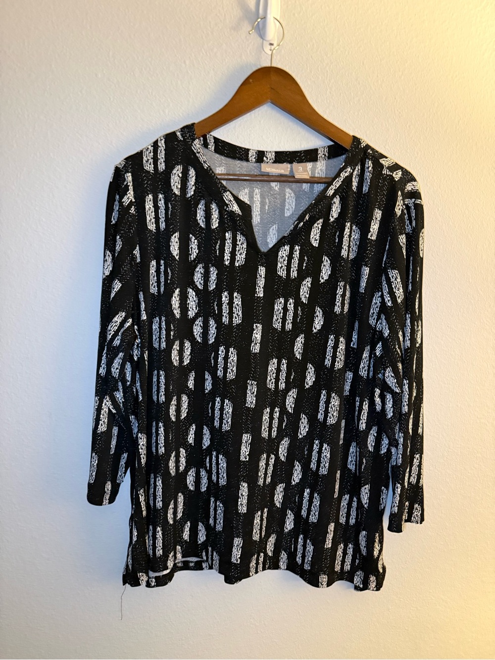 Chico's Black & White V-Neck Long Sleeve Top - Picture 2 of 7